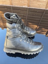 Altberg Black defender boots size 12M   #24