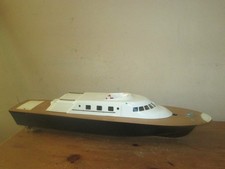 Vintage battery pond cabin cruiser by Victory Industries 18 inches