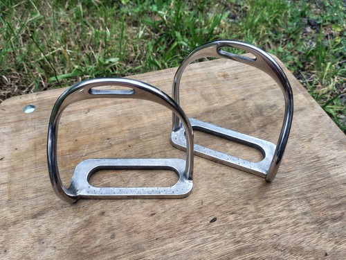 Shires bent leg stirrup irons - bent,