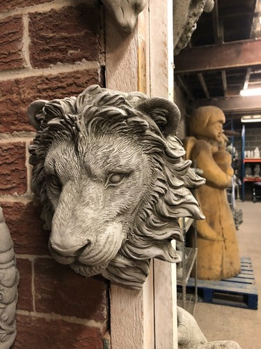 Lions head wall hanging plaque