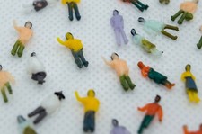 50/100 Pack N Gauge People Figures Characters Plastic Model Railway Layout Scale