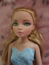 Ellowyne wilde doll. No stand