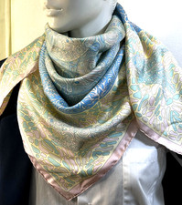 HERMES La Legende du Poisson Corail Pink Blue Silk 90 Carre Scarf Box #y5172