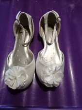Young Girls Ivory Shoes Size 8