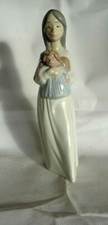 LLADRO NAO GIRL WITH DOLL FIGURINE BY DAISA 1980 