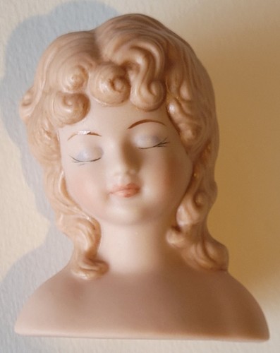 Lovely porcelain female doll - lovely, doll's