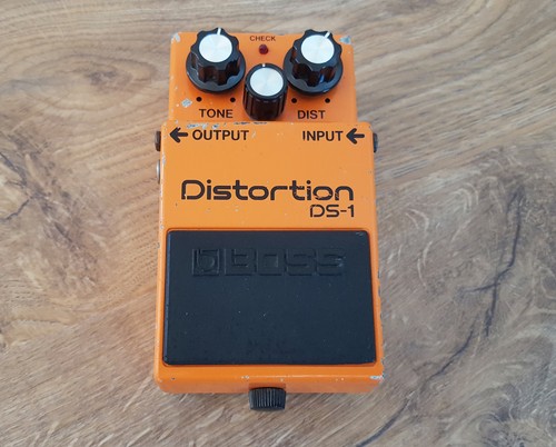 Boss distortion vintage - ds-1,