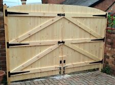 WOODEN DRIVEWAY GATES! 5FT 6" HIGH X 8FT WIDE (4FT EACH GATE) FREE HINGES & BOLT