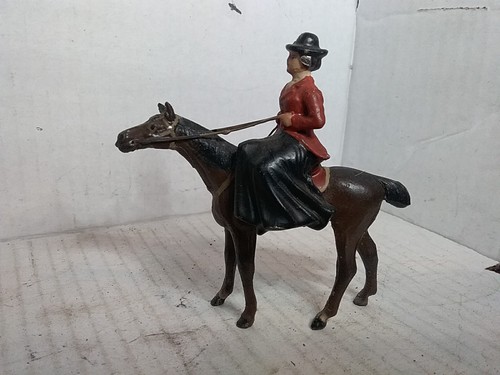 Lady side saddle - lady, on