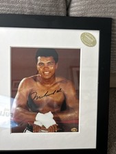 Mohammed Ali Original Signed Photo with Authenticity Certificate Boxing Legend