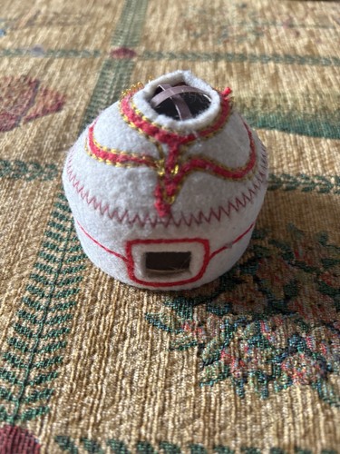 Red and white felt miniature - white,