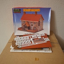 Hornby Model Railways OO Gauge R278 The Bell Inn - Model Kit UK Only (7)