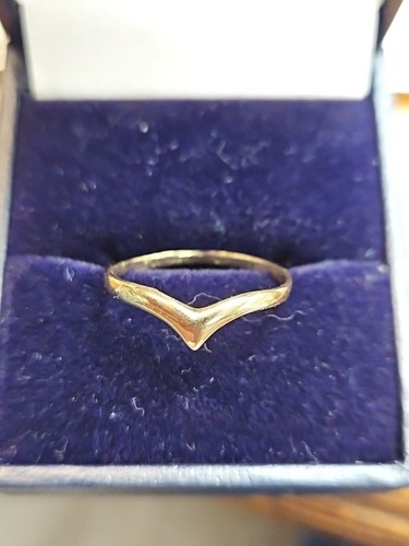 Solid 9ct yellow gold - yellow, v