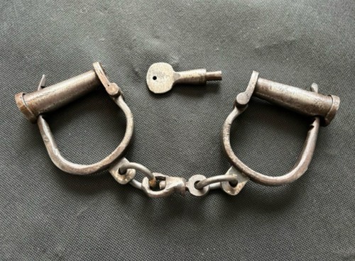 Bolt darby handcuffs with - /,