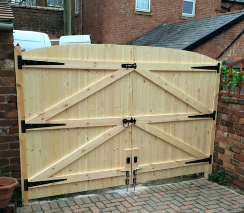 Wooden driveway gates - gates!6ft, high