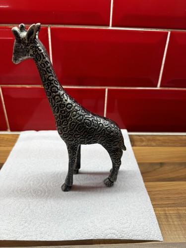 Metal standing giraffe - standing,