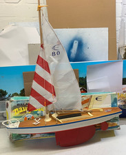 VINTAGE. 20” POND SAILING YACHT. ADJUSTABLE KEEL. BOXED.