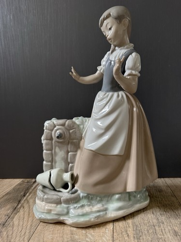 Nao lladro girl well - nao,