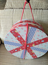 HAT BOX BY CAVANIA. CROSS/ROSE/ DESIGN DIAMETER 30.5cm x DEPTH 13cm  W/HANDLE GC