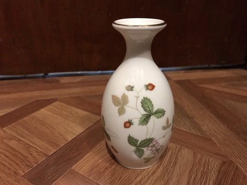 Wedgwood wild strawberry bud - wedgwood,