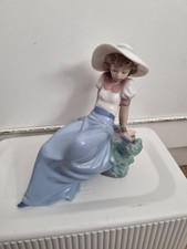 NAO LLADRO FIGURE OF A GIRL