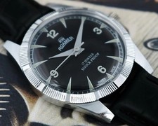 Vintage Roamer Swiss Hand-Wind Men’s Wristwatch Black Dial, steel case.
