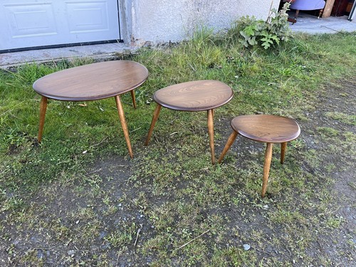 Set ercol pebble tables - of,