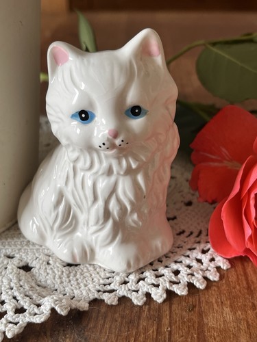 Vintage kitsch white persian - vintage,