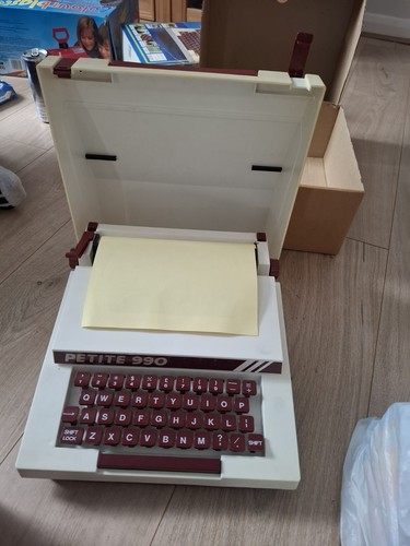 Petite 990 vintage typewriter - petite,