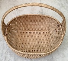 A VINTAGE MEDIUM SIZED OVAL