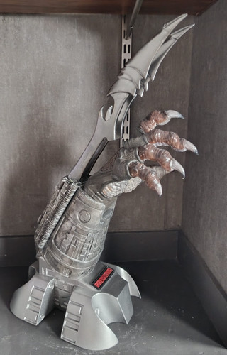 Life size predator gauntlet - predator,