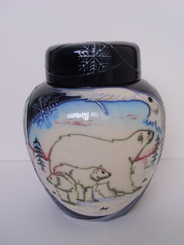 Moorcroft collectors club - collectors,