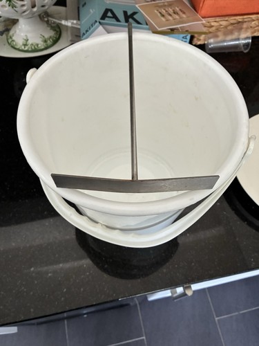 Fruit pulping bucket with - pulping,
