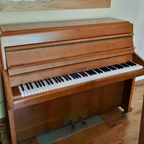 Knight upright piano superb - knight,