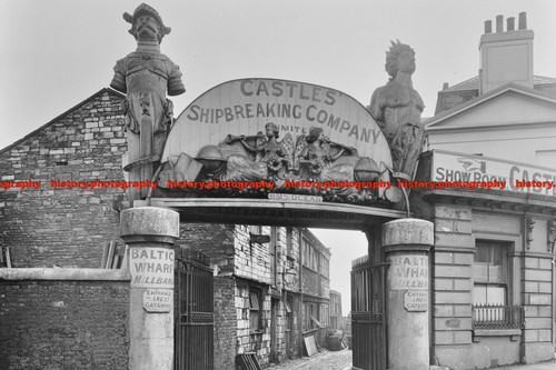F002077 ships figureheads over - f002077,