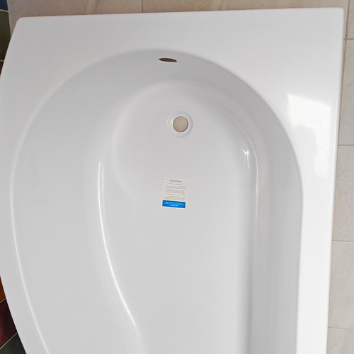 Cruze shaped acrylic bath - b-shaped,