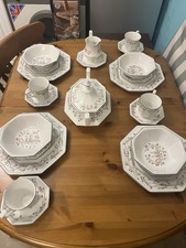 Eternal Beau dinner service
