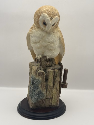 Barn own figurine - sitting, on