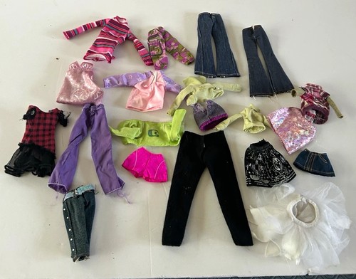 Bratz doll clothes bundle job - clothes,