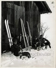 Press Photo U.S. Army Skitroopers resting against barn for quick smoke