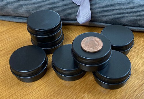 Black round metal tin lip - round,