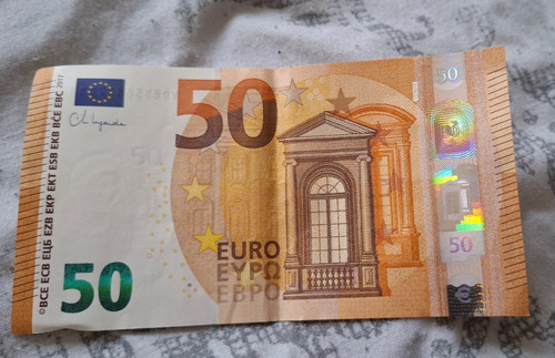 Euro note left - note,