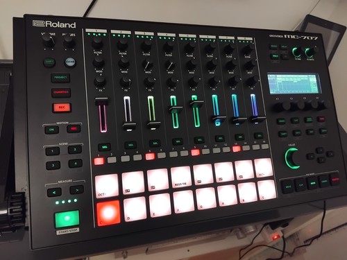 Roland 707 groovebox - roland, mc-707