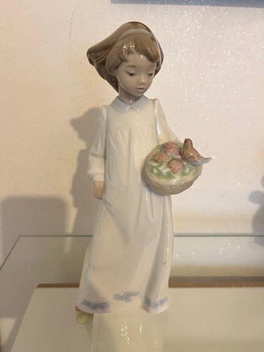 Nao lladro figurine girl - by,