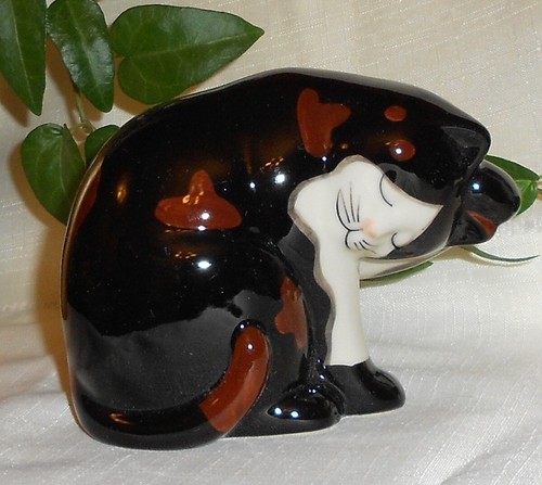 Quail pottery cat washing - q,