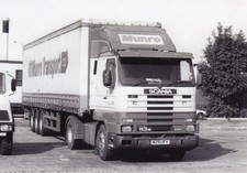 B/W PHOTO: MUNRO TRANSPORT SCANIA 113 ARTIC CURTAINSIDE TRAILER - M39 UFV