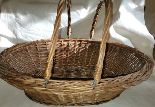 Vtg handwoven oval - vtg, wicker