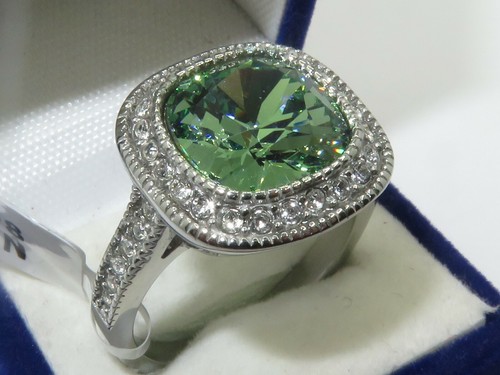 Emerald green ring ladies 6ct