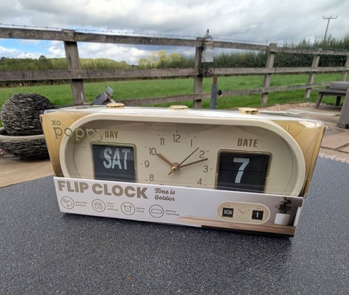 Poppy flip clock retro - xo,
