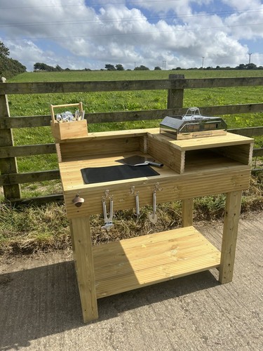 Outdoor pizza oven table